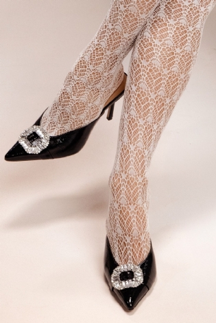 SCARPIN DE SALTO MÉDIO EM COURO VERNIZ PRETO COM CRISTAIS