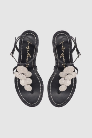 RASTEIRA DE DEDO EM COURO PRETO COM APLICAÇÕES METALIZADAS LUIZA BARCELOS