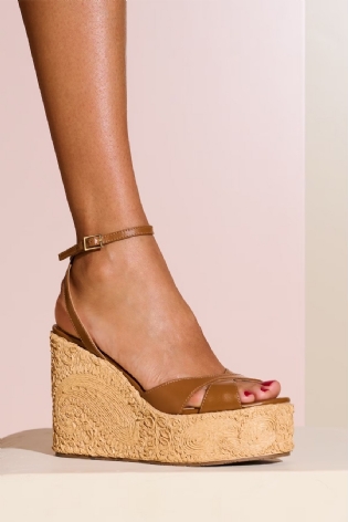 SANDÁLIA ANABELA EM COURO LUIZA BARCELOS